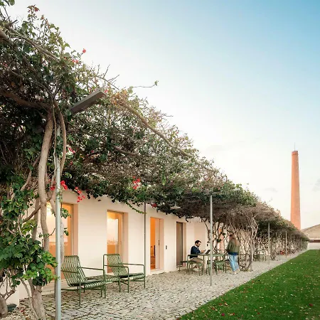 Flattered To Be In Algarve تافيرا