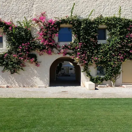Flattered To Be In Algarve * טאווירה
